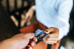 ¿Cómo solicitar la Tarjeta Oro Banco Azteca?